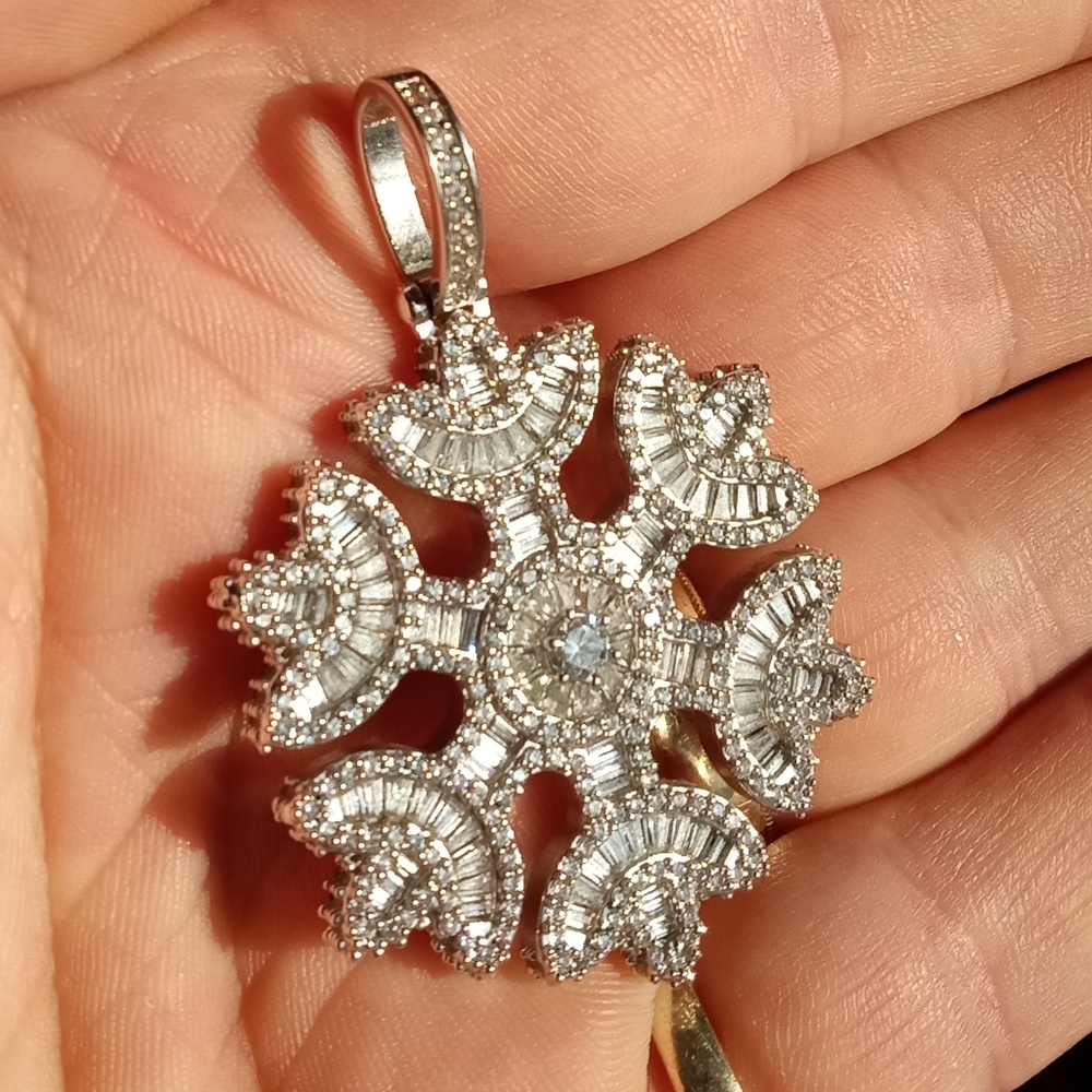 GLD Shop snowflake pendant